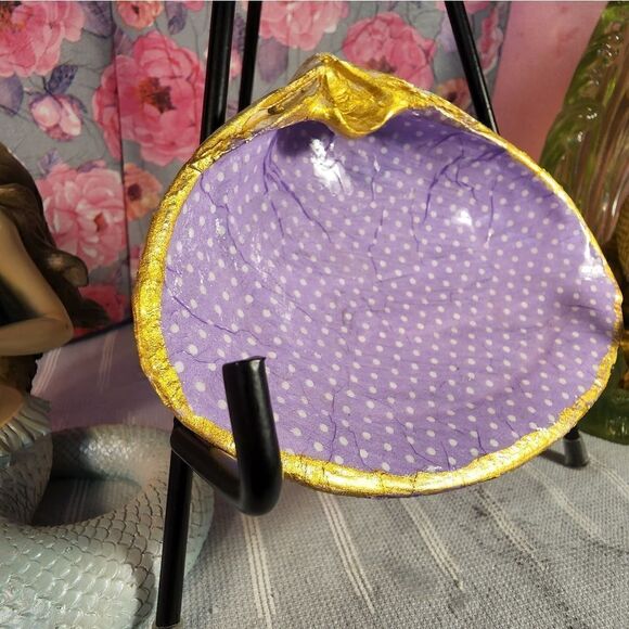 DECOUPAGE CLAM SHELL DECOUPAGE PURPLE POLKA DOTS ON A CLAM SHELL TRINKET DISH - Picture 2 of 10